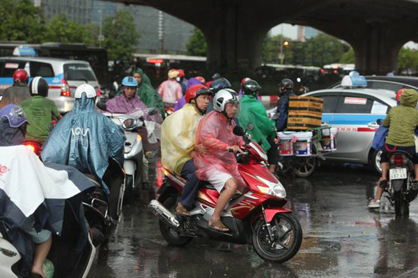 Cuồng phong trút xuống Hà Nội sau đợt nắng nóng kỷ lục - 17