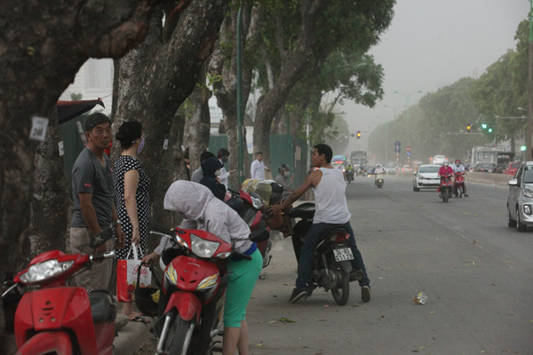 Cuồng phong trút xuống Hà Nội sau đợt nắng nóng kỷ lục - 14