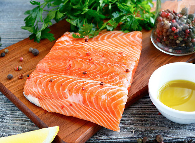 1. Cá hồi giàu vitamin B12, axit béo Omega-3 giúp kích thích việc tạo ra oxit nitric hỗ trợ chức năng cương cứng. Cá hồi cũng chứa nhiều vitamin B6, rất hiệu quả cho việc cải thiện chức năng cương dương ở nam giới.