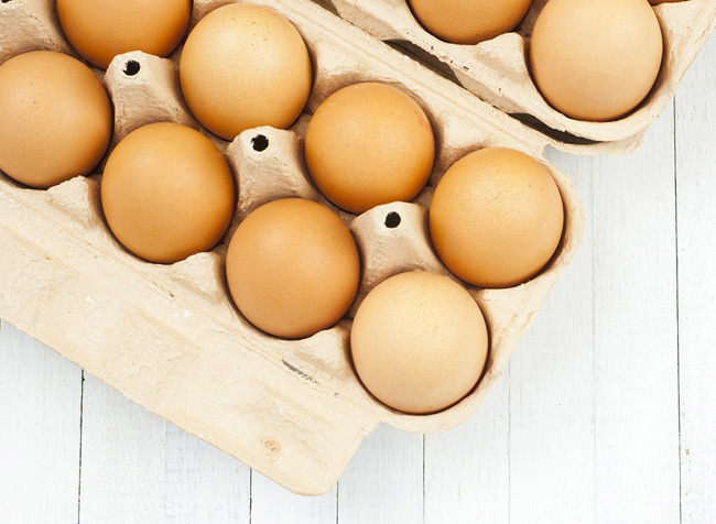 11. Trứng chứa nhiều chất béo là choline, chất hóa học tự nhiên không chỉ giúp đốt cháy chất béo mà còn kích hoạt việc sản xuất oxit nitric, thư giãn các động mạch trong dương vật. Trứng có nhiều vitamin B5 và B6, giúp cân bằng lượng hoocmon và chống lại căng thẳng, hai yếu tố vô cùng hữu ích trong phòng ngủ.