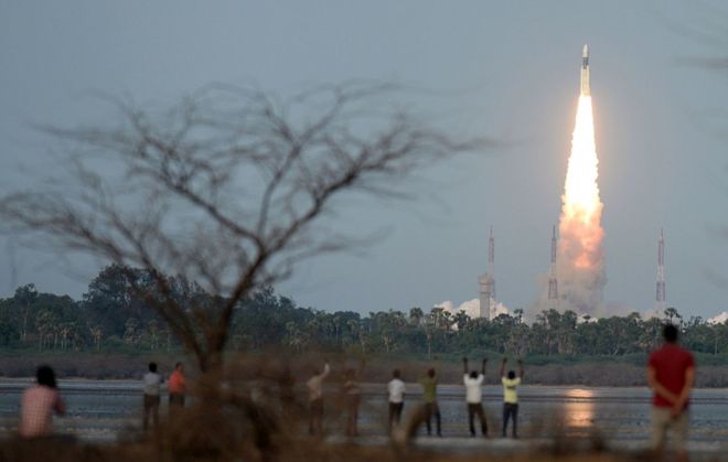 Ấn Độ phóng tên lửa “quái vật”, nặng bằng 200 con voi - 1