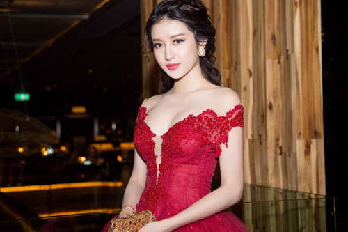 4 mỹ nhân 9X tự tin với khuôn ngực trời ban kể từ khi vào showbiz - 3