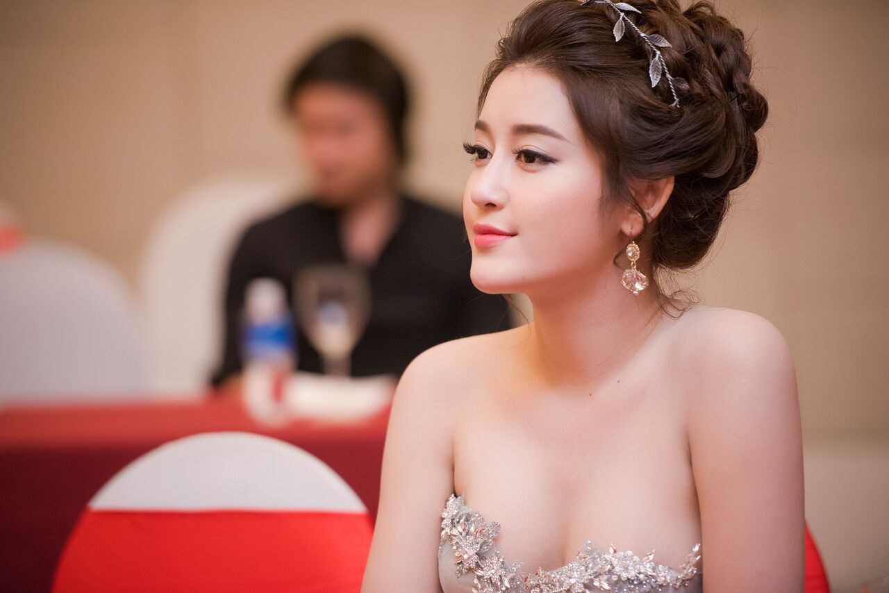 4 mỹ nhân 9X tự tin với khuôn ngực trời ban kể từ khi vào showbiz - 2