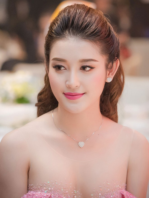 4 mỹ nhân 9X tự tin với khuôn ngực trời ban kể từ khi vào showbiz - 4