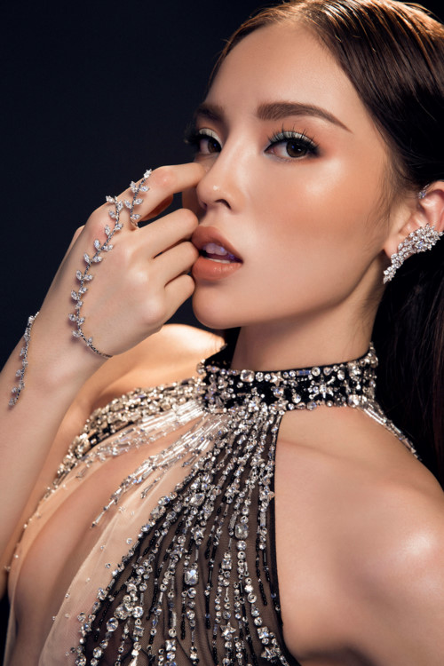 4 mỹ nhân 9X tự tin với khuôn ngực trời ban kể từ khi vào showbiz - 7