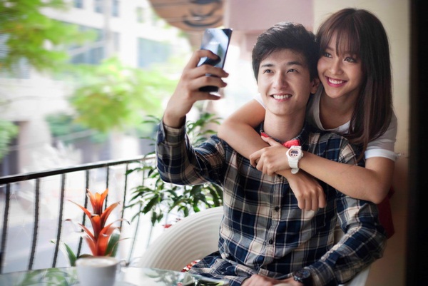 Cảnh diễn tình tứ của Huỳnh Anh và các người đẹp chẳng kém Hoàng Oanh - 11