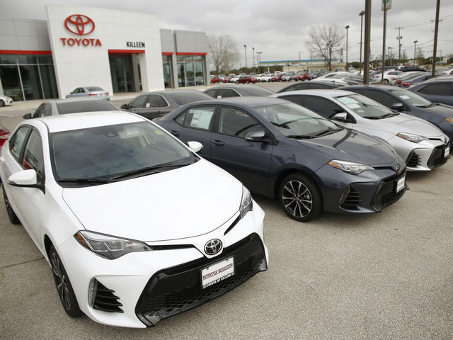 Doanh thu Toyota đang giảm sút mạnh - 1