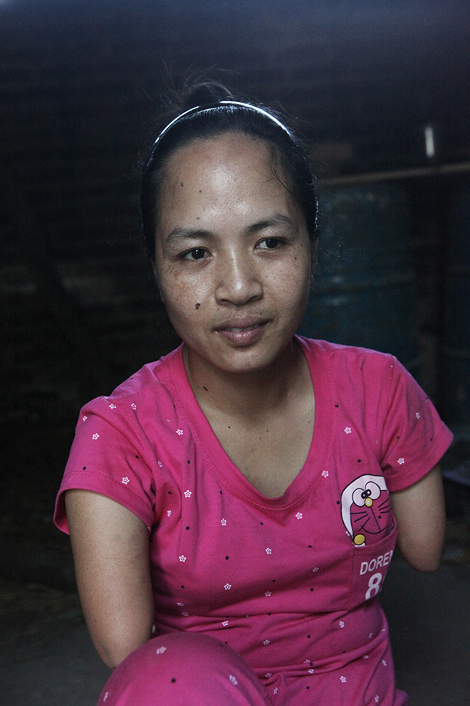 Cảm động mẹ cụt tay, khèo chân chăm con nhỏ ở Hà Nội - 1
