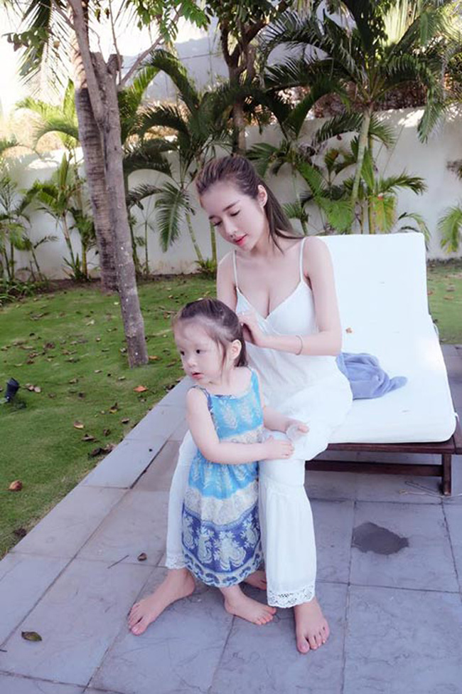 Ngoài thời gian đóng phim, đóng quảng cáo, chụp ảnh mẫu, Elly Trần dồn hết để chăm sóc hai thiên thần nhỏ của mình.