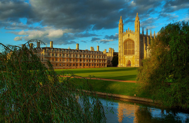 1. Đại học Cambridge, Vương quốc Anh bao gồm 31 tòa nhà theo thiết kế Gothic ấn tượng nằm rải rác trong thành phố Cambridge xinh đẹp. Trường luôn là 1 trong những trường đại học đẹp nhất thế giới do các tạp chí danh tiếng bình chọn.