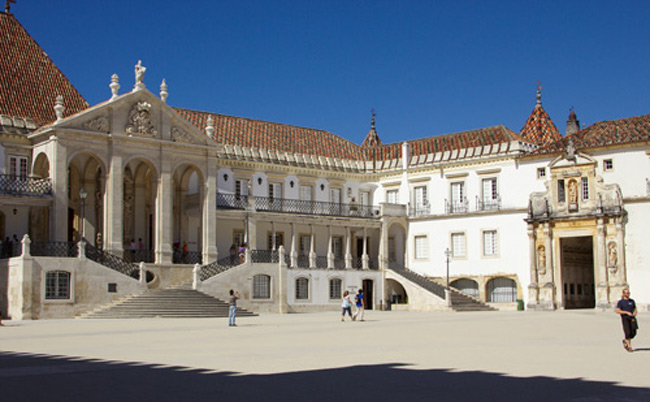 3. Đại học Coimbra, Bồ Đào Nha thành lập vào năm 1290, nổi tiếng với kiến ​​trúc bằng đá và gỗ của Baroque, trang trí bằng những bức tranh sơn dầu vô cùng bắt mắt, ấn tượng.