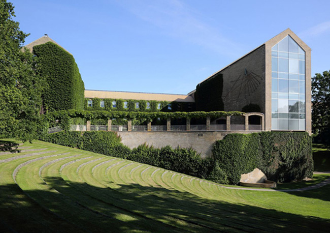 6. Đại học Aarhus, Đan Mạch nổi tiếng với kiến trúc hiện đại, tràn ngập trong màu xanh cây lá và hồ nước trong khuôn viên.