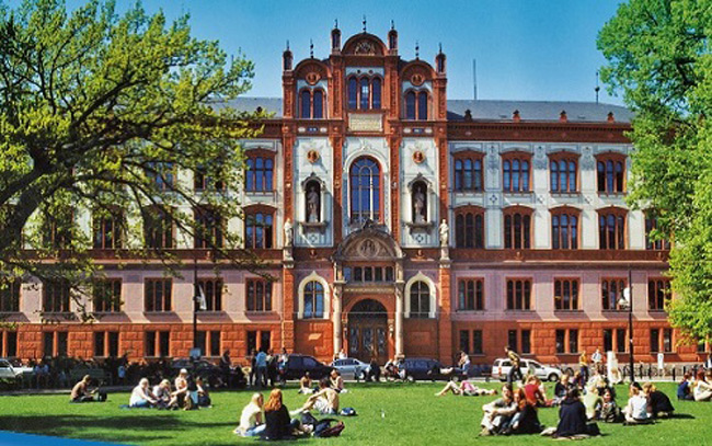 8. Đại học Rostock, Đức là 1 kỳ quan với tông màu nâu-đỏ-trắng, xây dựng theo kiến trúc thời Phục Hưng thế kỷ 19.