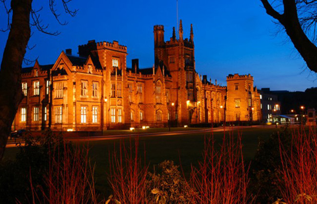 11. Đại học Queen's Belfast, Vương quốc Anh thành lập năm 1845, có khuôn viên xây dựng hoàn toàn bằng gạch đỏ và đá sa thạch.