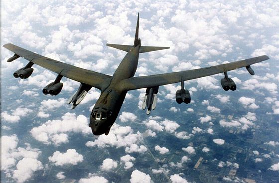 Máy bay ném bom chiến lược B-52 Mỹ áp sát không phận Nga - 1