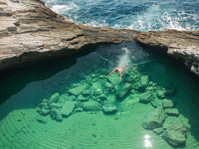 Giola, Hi Lạp: Bể tắm tự nhiên trên đảo Thassos có nước trong xanh khiến du khách mê mẩn.