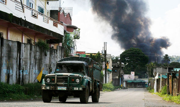 Ông Duterte hạ lệnh nghiền nát khủng bố IS ở Marawi - 3