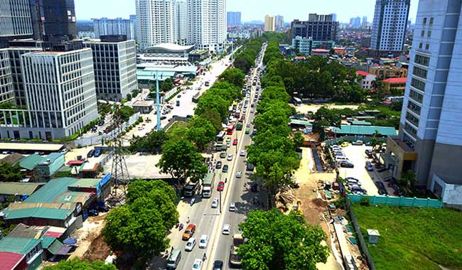 Ngày 6/6, Sở Xây dựng Hà Nội cho biết việc chặt hạ, di dời 1.300 cây xanh trên đường Phạm Văn Đồng mới chỉ là đề xuất.