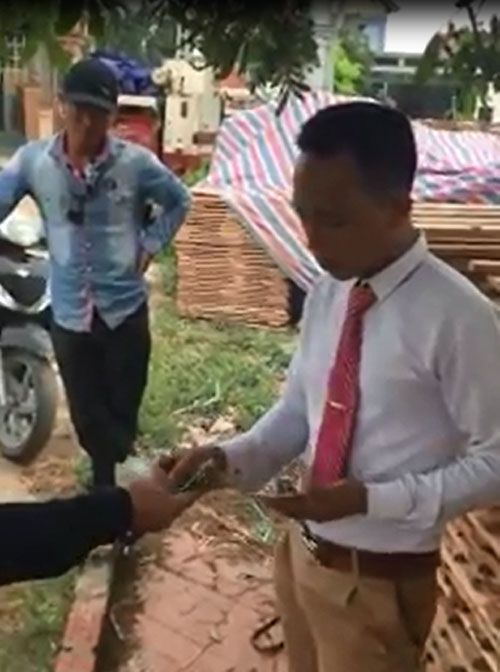 Nóng 24h qua: Xích cổ vợ nhốt trong buồng vì "quá yêu" - 6