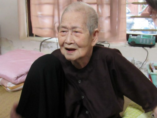 Cụ bà 93 tuổi &#34;sành internet nhất VN&#34; qua lời kể của con dâu - 1