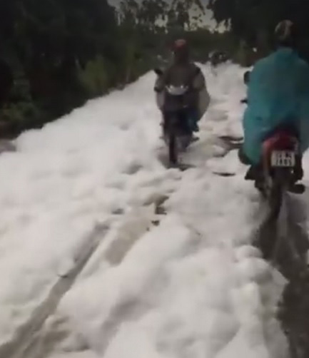 Xuất hiện “con đường tuyết trắng” sau trận mưa lớn ở Hà Nội - 1