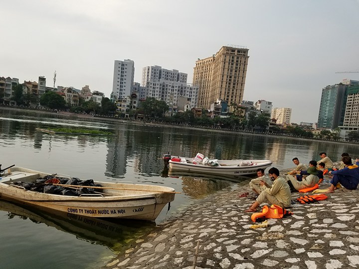 HN: Tròn 1 năm, cá lại chết trắng hồ Hoàng Cầu - 2