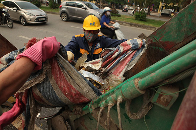 HN: Tròn 1 năm, cá lại chết trắng hồ Hoàng Cầu - 12