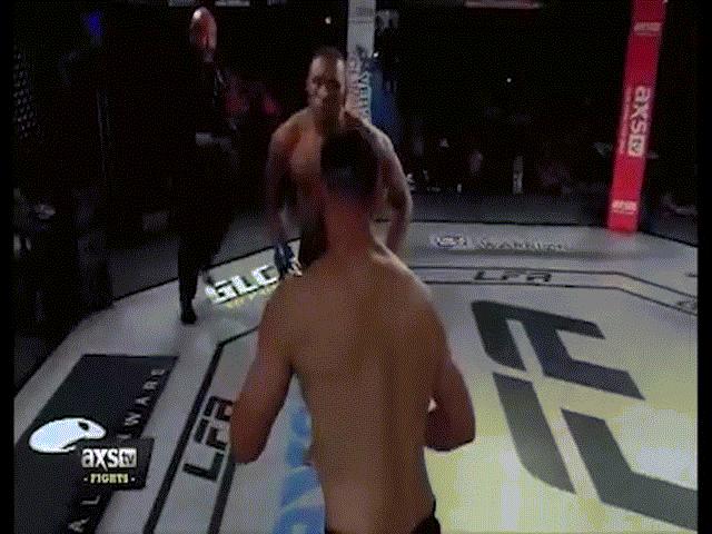MMA: Lắc đầu sỉ nhục đối thủ, 1 giây sau đã 