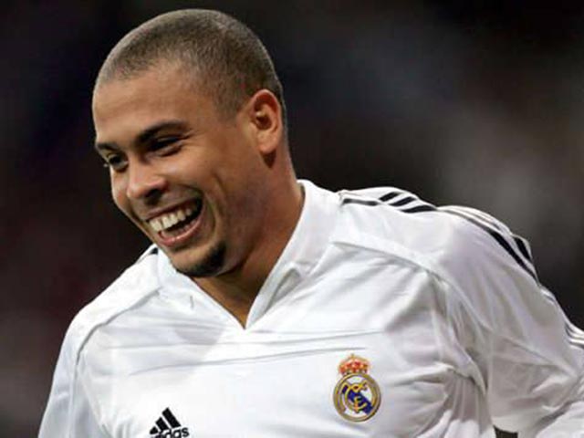 Ronaldo béo trở lại đá bóng, khoác áo Real sau 6 năm