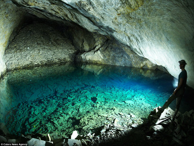 Nhà thám hiểm Antonio Llufriu và nhóm cộng sự  Underground Explorers C9C đã di chuyển sâu xuống lòng đất để khám phá các khu mỏ và hang động bỏ hoang ở Anh và xứ Wales.