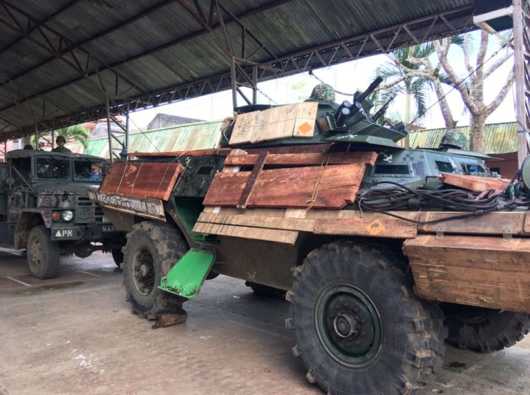 Xe bọc thép Philippnes dùng gỗ, bìa các tông chống đạn IS - 3