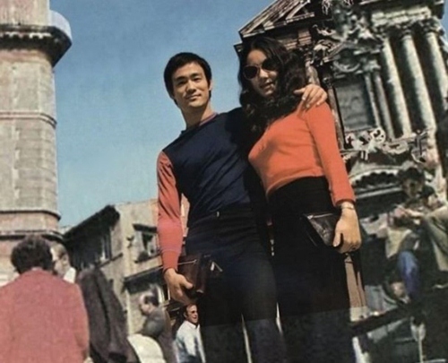 "Người tình Lý Tiểu Long" tuổi 65 tuổi vẫn đi về lẻ bóng - 3