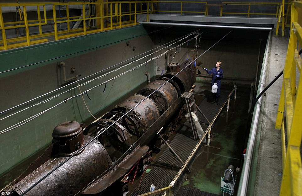 Tàu ngầm vớt 17 năm mới nhận ra có răng người bên trong - 1