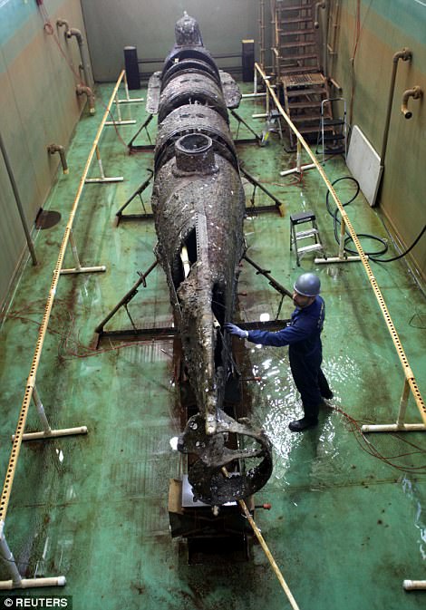 Tàu ngầm vớt 17 năm mới nhận ra có răng người bên trong - 3