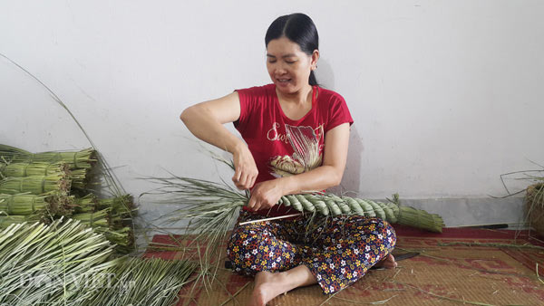 Nghề lạ ở Ninh Bình: Ngồi nhà tết đuôi trâu, kiếm chục triệu/tháng - 3