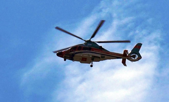 Người dân ngỡ ngàng thấy trực thăng xuất hiện trên nóc nhà ở SG - 1