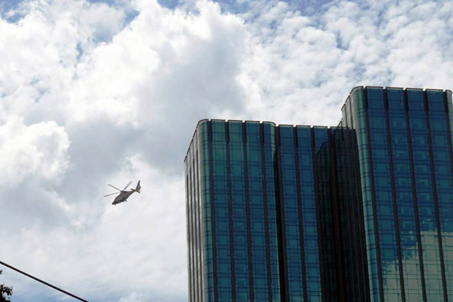 Người dân ngỡ ngàng thấy trực thăng xuất hiện trên nóc nhà ở SG - 4