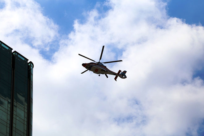 Người dân ngỡ ngàng thấy trực thăng xuất hiện trên nóc nhà ở SG - 2