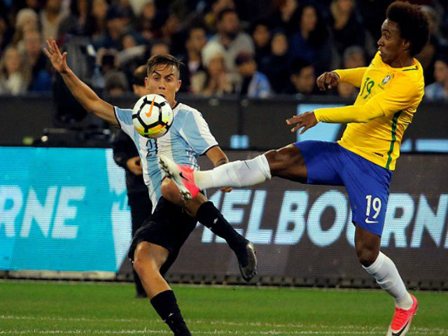 Brazil - Argentina: 4 pha chạm cột và 1 bàn thắng