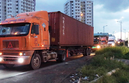 &#34;Biểu diễn&#34;, 2 thanh niên &#34;cắm đầu&#34; vào xe container - 2