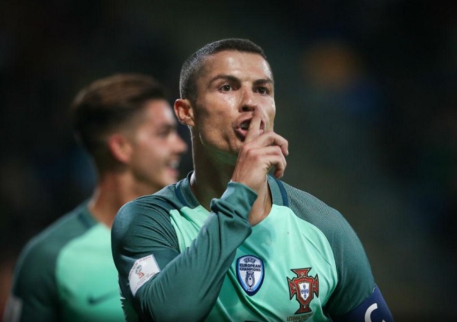 Ronaldo tỏa sáng trước &#34;tý hon&#34;, vững vàng Vua phá lưới - 1