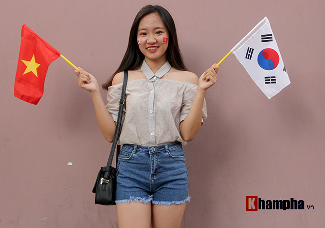 Người đẹp Việt – Hàn đọ sắc cổ vũ cho Xuân Trường - 1