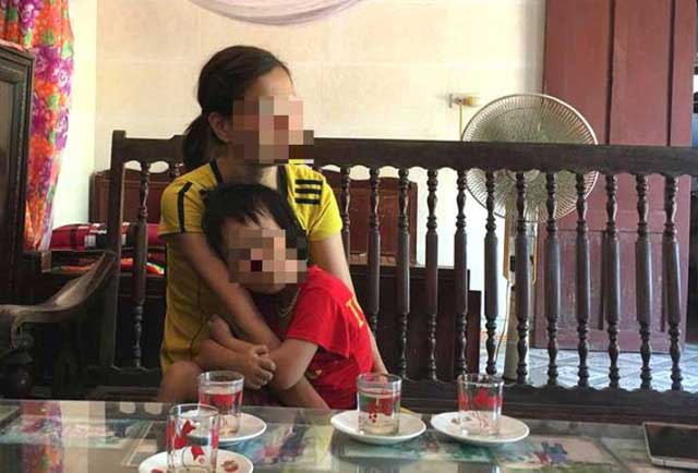 Vụ chồng xích cổ vợ ở Thái Bình: Người con trai bị bố bóp rạn xương tay - 1