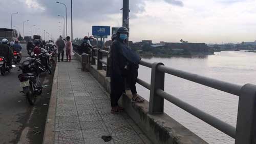 Sau tiếng la hét, nam thanh niên gieo mình xuống dòng nước - 1