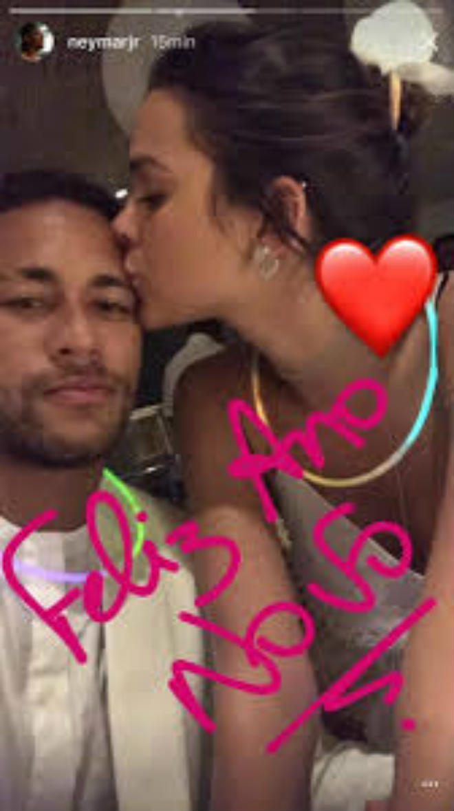 Bị Messi &#34;bỏ rơi&#34;, Neymar &#34;đuổi bắt&#34; với hot girl xinh như mộng - 4