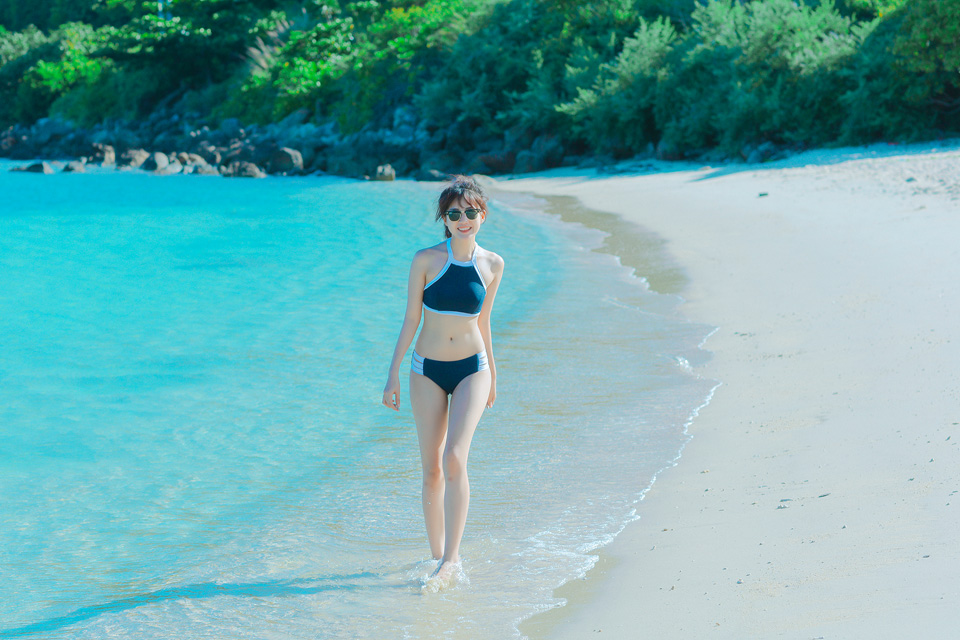 "Người yêu" Đan Trường diện bikini giỡn sóng khiến anh em "gục ngã" - 4