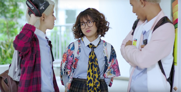 "Người yêu" Đan Trường diện bikini giỡn sóng khiến anh em "gục ngã" - 2