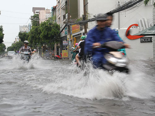 Mưa như trút nước ngày cuối tuần, đường phố lại ngập - 1