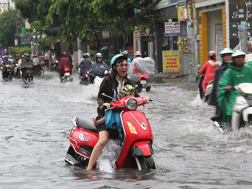 Mưa như trút nước ngày cuối tuần, đường phố lại ngập - 2