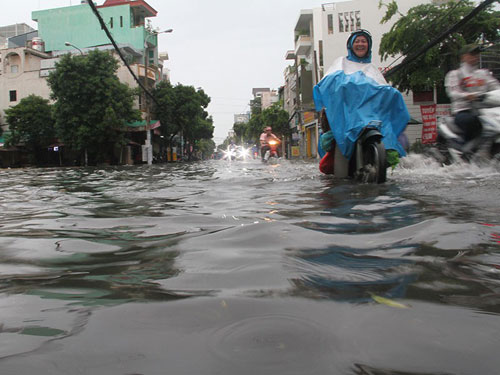 Mưa như trút nước ngày cuối tuần, đường phố lại ngập - 3